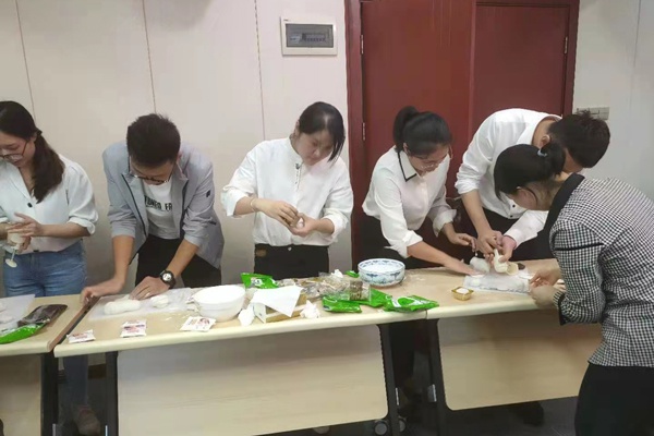 1609924418392576.jpg 南昌市政建設(shè)集團(tuán)中秋手工月餅活動6004001.jpg