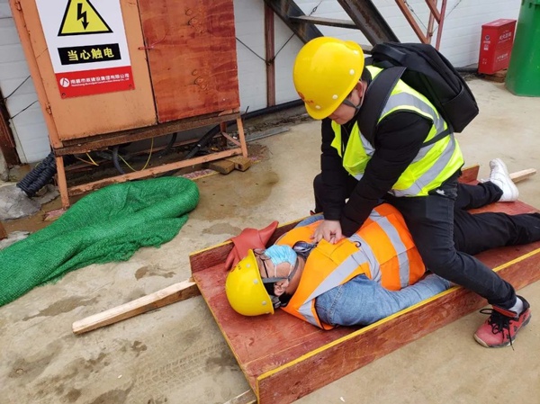 1616398348241210.jpg 南昌市政建設(shè)集團開展觸電事故應(yīng)急救援演練6003.jpg