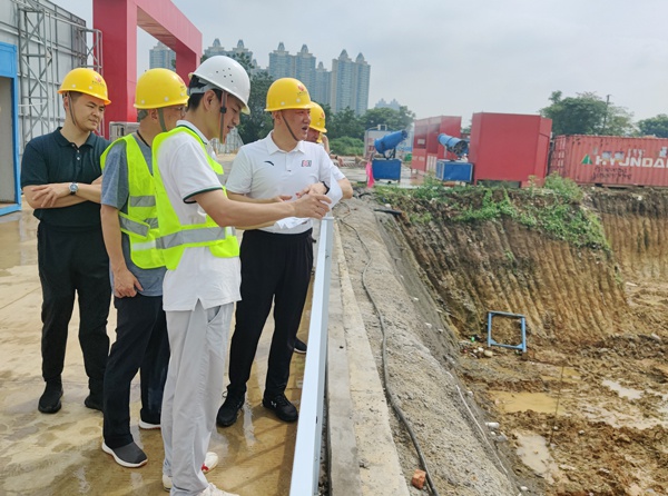 1623914512385703.jpg 南昌市政建設集團慰問端午堅守一線工人6001.jpg