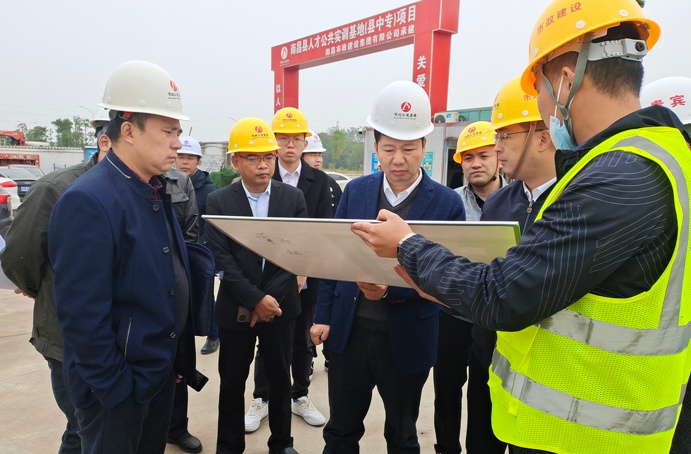 1635316038610042.jpg 南昌縣人大常委會副主任劉玉蒞臨南昌縣人才公共實訓(xùn)基地(縣中專)項目檢查指導(dǎo)691.jpg