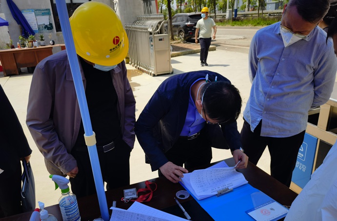 1650526691173458.jpg 熊新國深入秦坊安置房(一期)一標(biāo)段項目督導(dǎo)疫情防控工作6911.jpg