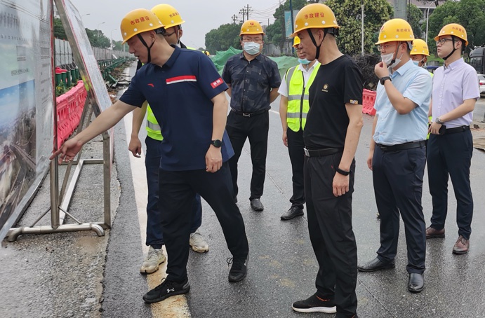 1654485107446061.jpg 徐旭帶隊(duì)前往S49楓生快速路提升改造工程秦坊安置房項(xiàng)目檢查慰問(wèn)6912.jpg
