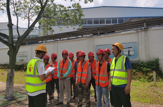 南昌市井蓋整治（天寧東路）段項目組織全體井蓋施工班組人員進行安全技術(shù)交底