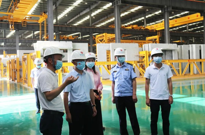 南昌縣委常委、組織部部長(zhǎng)鄔春華到市政遠(yuǎn)大公司進(jìn)行安全例行檢查