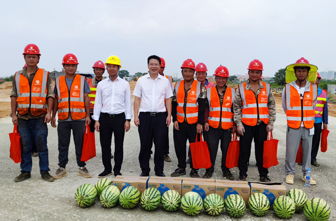 市政公用集團(tuán)黨委委員督查督辦室部長(zhǎng)劉順保到杭州路項(xiàng)目調(diào)研慰問(wèn)