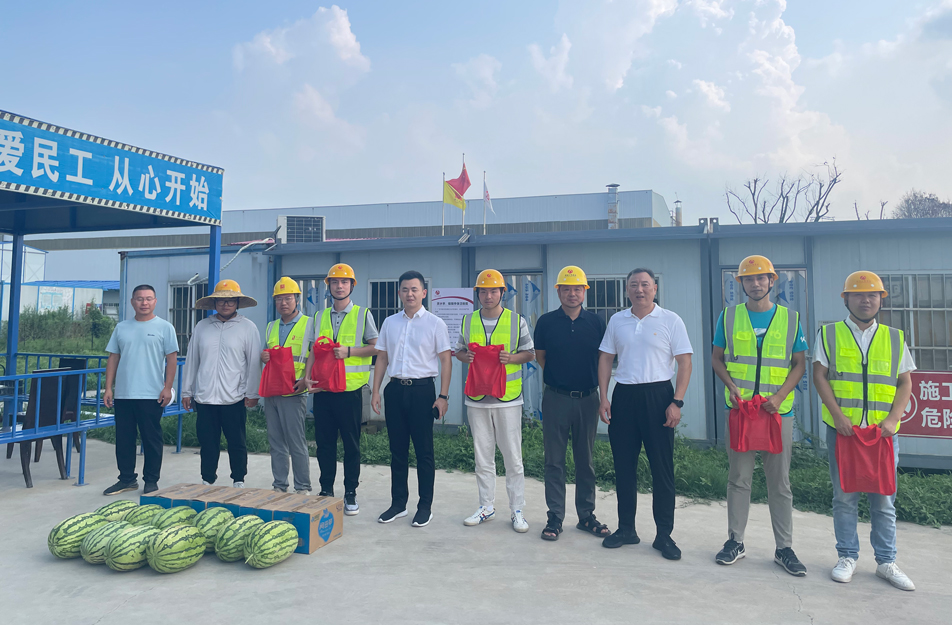 南昌市政建設(shè)集團(tuán)開(kāi)展夏日送清涼慰問(wèn)活動(dòng) 南昌市政建設(shè)集團(tuán)開(kāi)展夏日送清涼慰問(wèn)活動(dòng)