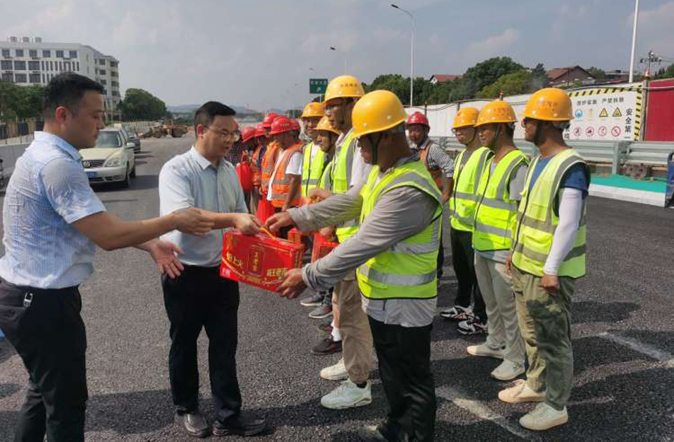 南昌市政建設(shè)集團(tuán)開(kāi)展夏日送清涼慰問(wèn)活動(dòng) 南昌市政建設(shè)集團(tuán)開(kāi)展夏日送清涼慰問(wèn)活動(dòng)