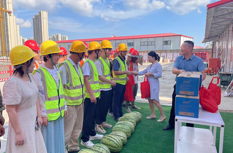 南昌市政建設(shè)集團(tuán)開(kāi)展夏日送清涼慰問(wèn)活動(dòng) 南昌市政建設(shè)集團(tuán)開(kāi)展夏日送清涼慰問(wèn)活動(dòng)