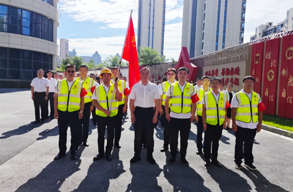 南昌市政建設(shè)集團(tuán)黨員突擊隊(duì)授旗儀式 推進(jìn)老城區(qū)燃?xì)庠O(shè)施更新改造