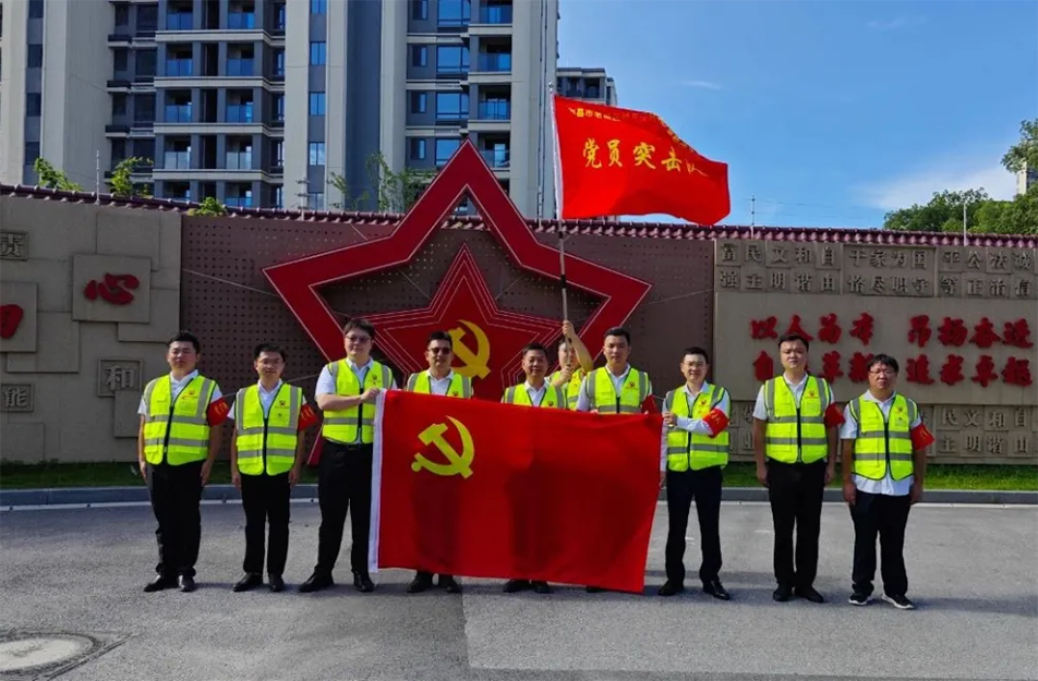 南昌市政建設(shè)集團(tuán)黨員突擊隊(duì)授旗儀式 推進(jìn)老城區(qū)燃?xì)庠O(shè)施更新改造