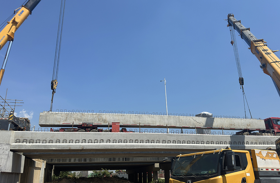 深南互通立交項目啟動預(yù)制空心板梁吊裝 25米梁體完成首件架設(shè) 深南互通立交項目啟動預(yù)制空心板梁吊裝 25米梁體完成首件架設(shè)